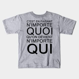 c'est en faisant n'importe QUOI qu'on devient n'importe QUI Kids T-Shirt